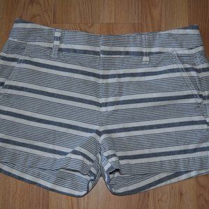 Gap khaki girlfriend 3 inch shorts Sz. 4/27 EUC